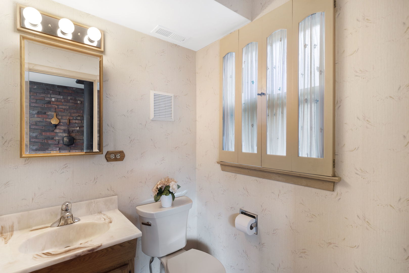 Des plaines, Illinois, 60016, United States, 3 Bedrooms Bedrooms, ,3 BathroomsBathrooms,Residential,For Sale,1991733