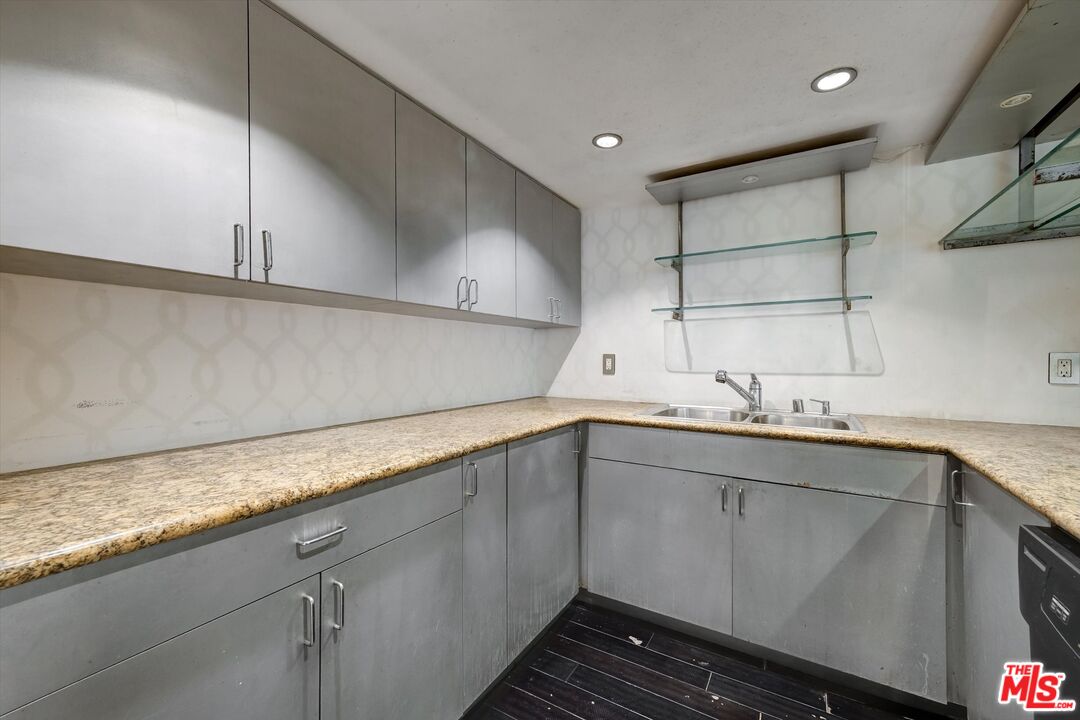 Los Angeles, California, 90024, United States, 2 Bedrooms Bedrooms, ,1 BathroomBathrooms,Residential,For Sale,1939322