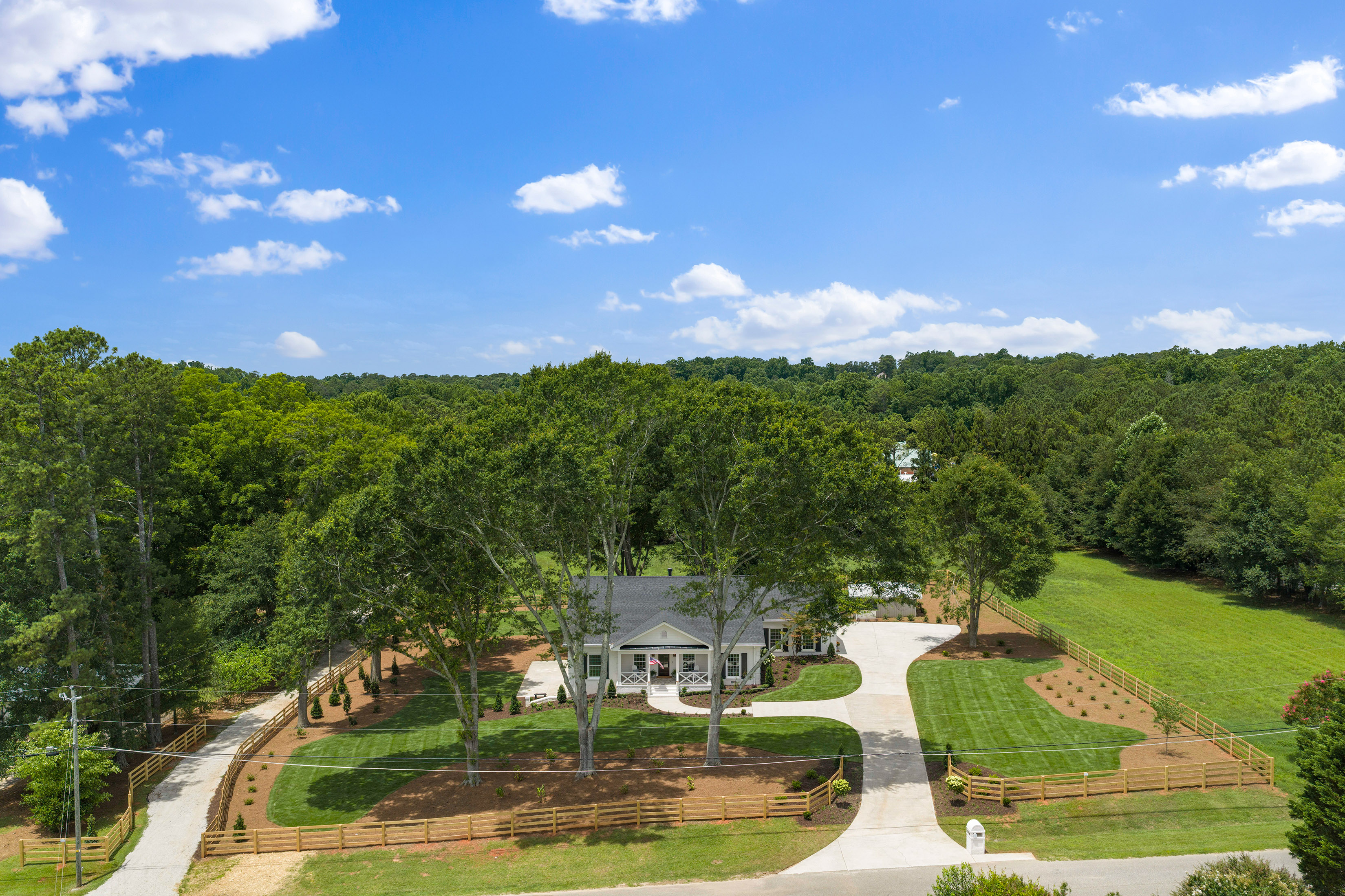  Perched Atop a Rolling Hill in the Heart of Milton - 物件實景