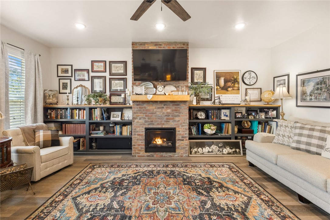 Yellville, Arkansas, 72687, United States, 2 Bedrooms Bedrooms, ,3 BathroomsBathrooms,Residential,For Sale,1970032