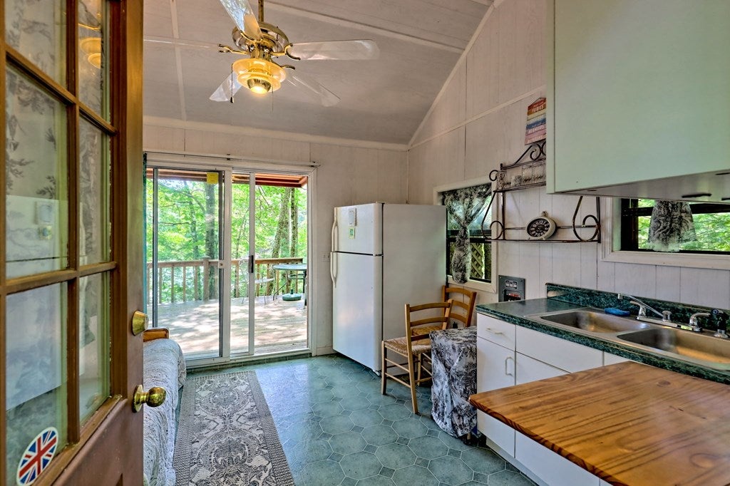 Blairsville, Georgia, 30512, United States, 4 Bedrooms Bedrooms, ,3 BathroomsBathrooms,Residential,For Sale,1827320