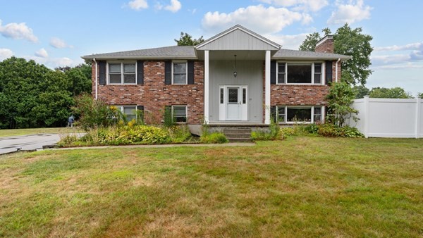 Southborough, Massachusetts, 01772, United States, 4 Bedrooms Bedrooms, ,3 BathroomsBathrooms,Residential,For Sale,1981487