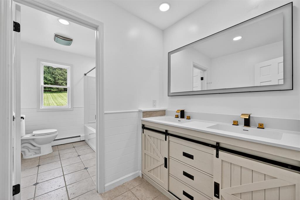 Warwick, New York, 10990, United States, 5 Bedrooms Bedrooms, ,4 BathroomsBathrooms,Residential,For Sale,1981547