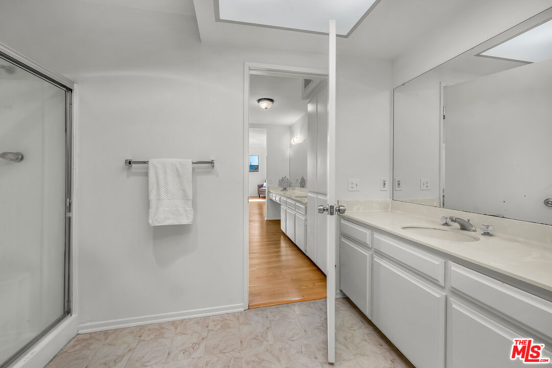 Sherman Oaks, California, 91403, United States, 3 Bedrooms Bedrooms, ,2 BathroomsBathrooms,Residential,For Sale,1989603