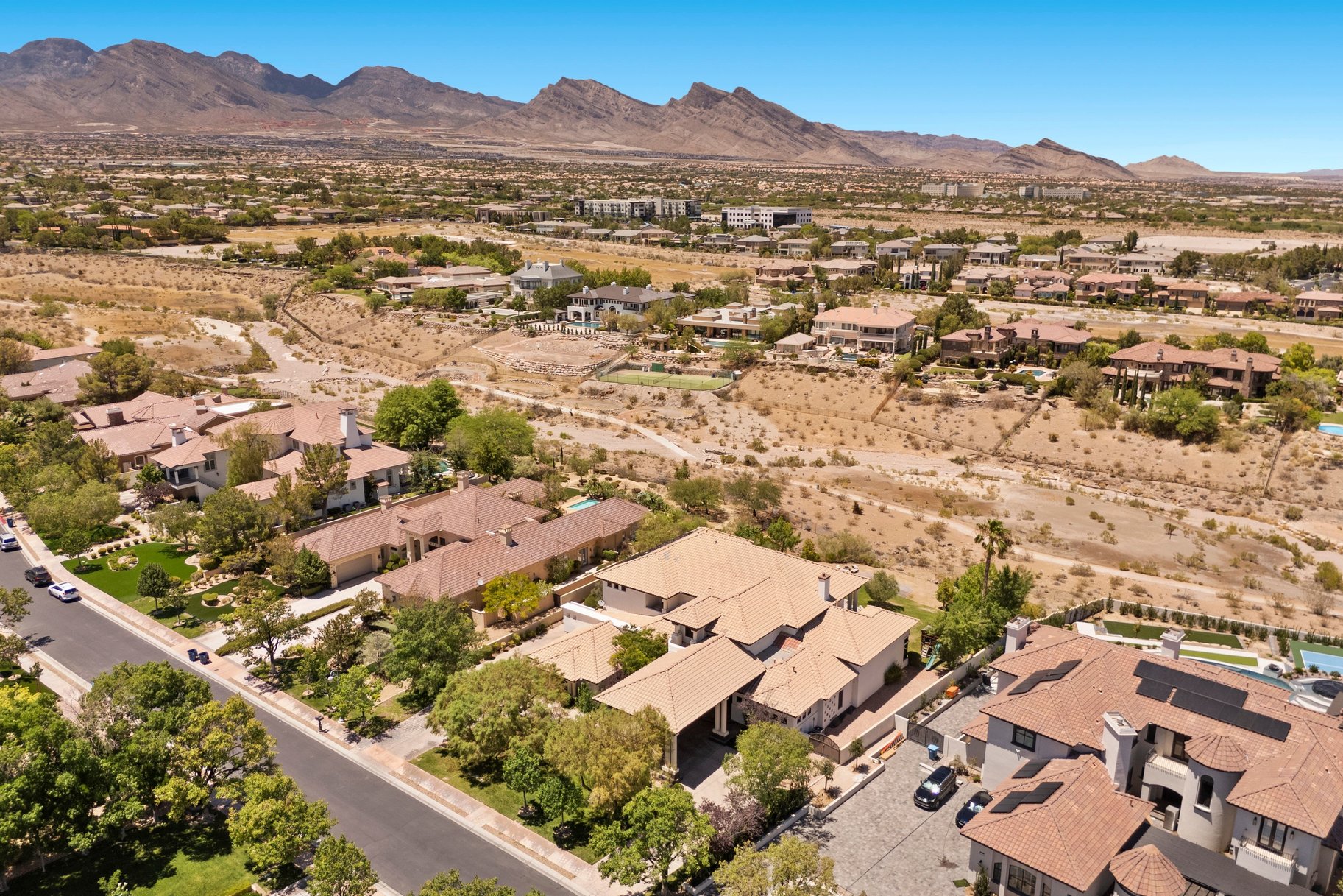  Grand Queensridge Estate on Nearly an Acre with Private Resort-Style Grounds - 物件實景