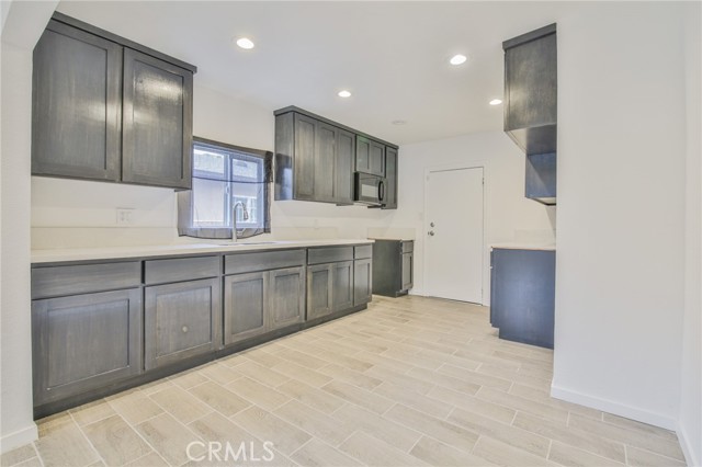 Los Angeles, California, 90003, United States, 5 Bedrooms Bedrooms, ,Residential,For Sale,1889512