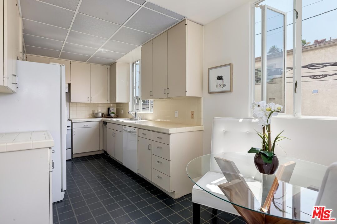 Santa Monica, California, 90403, United States, 2 Bedrooms Bedrooms, ,2 BathroomsBathrooms,Residential,For Sale,2003449