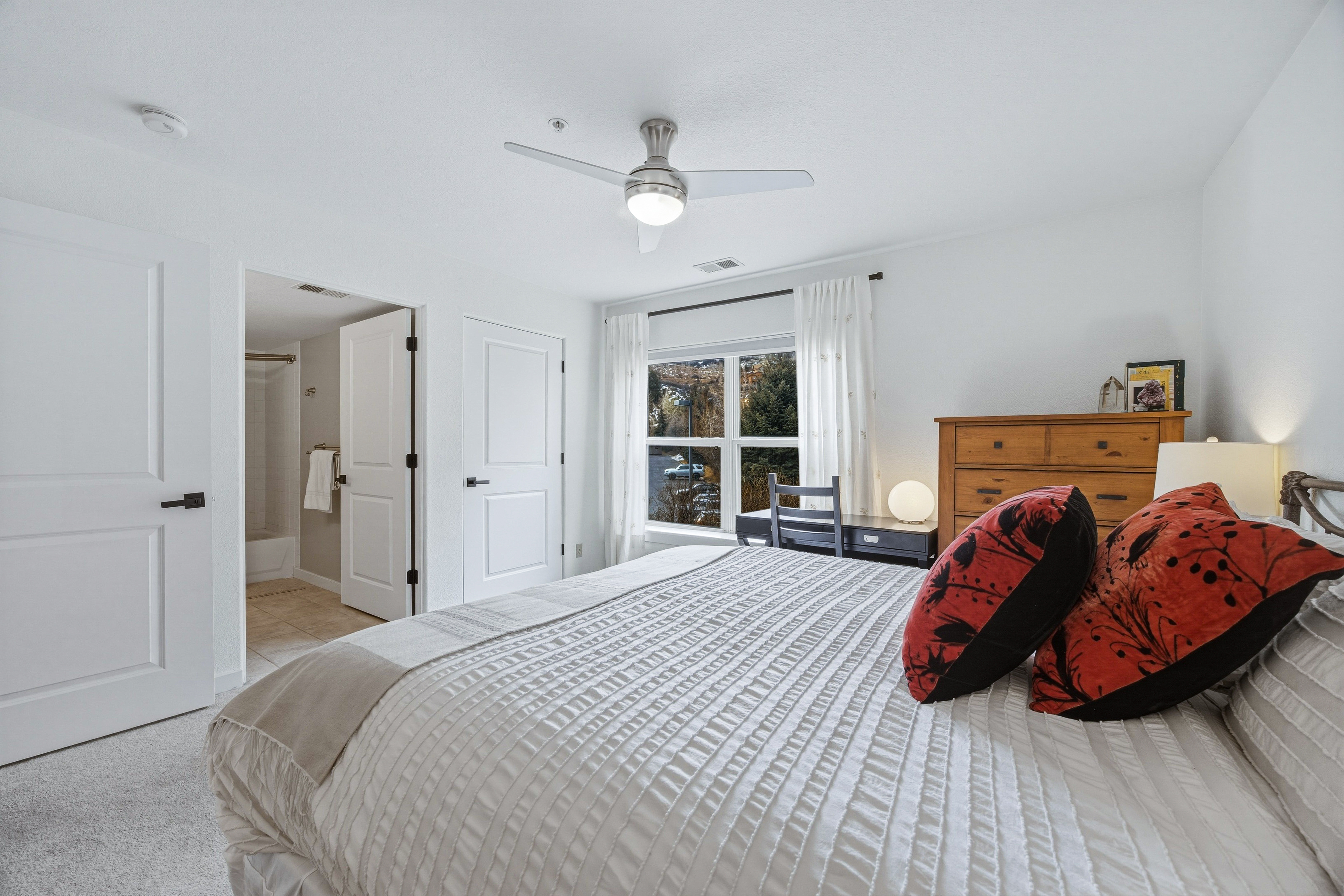  Updated, Bright, South-Facing Corner Residence in the Heart of Edwards - 物件實景