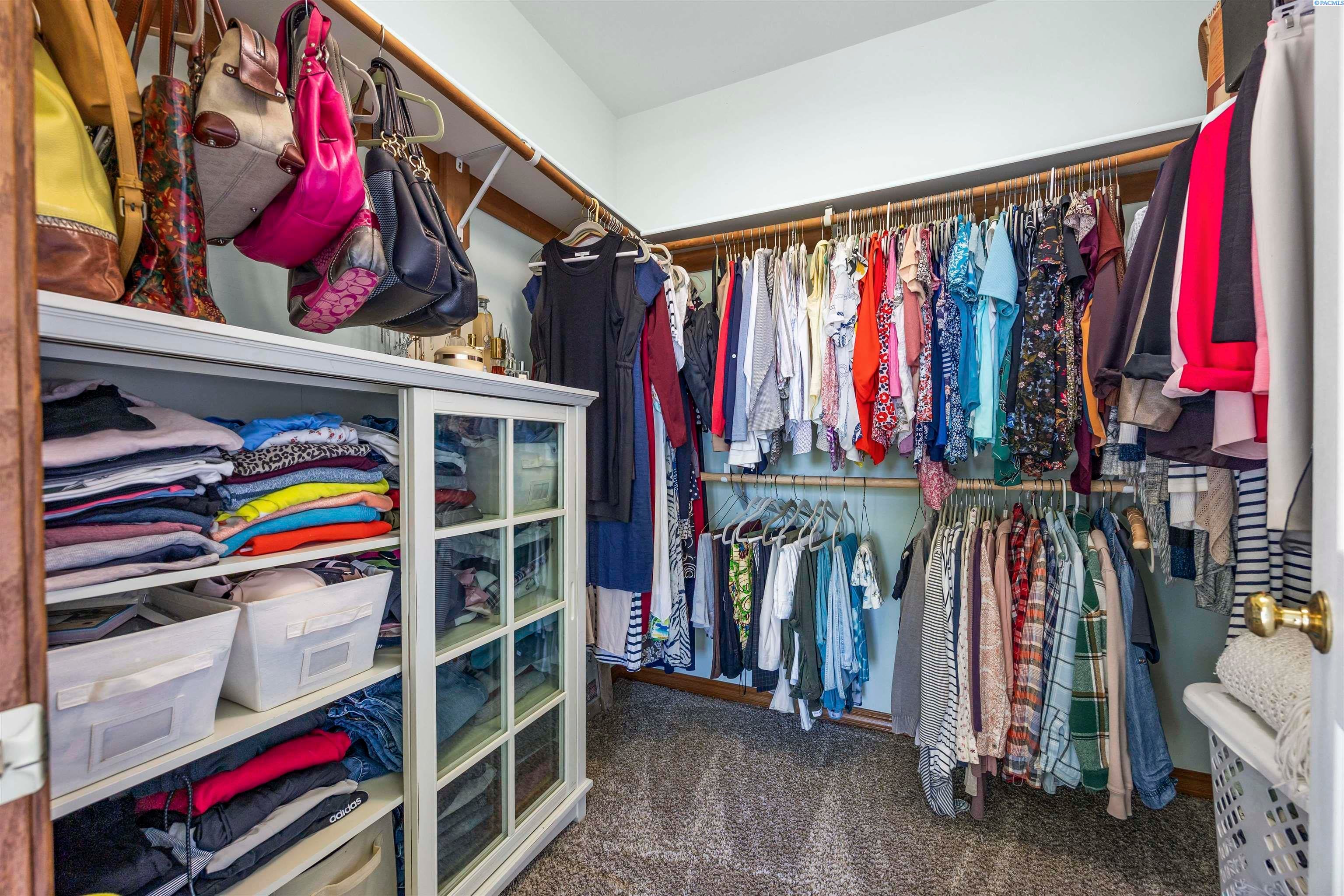 Richland, Washington, 99354, United States, 4 Bedrooms Bedrooms, ,3 BathroomsBathrooms,Residential,For Sale,1980969