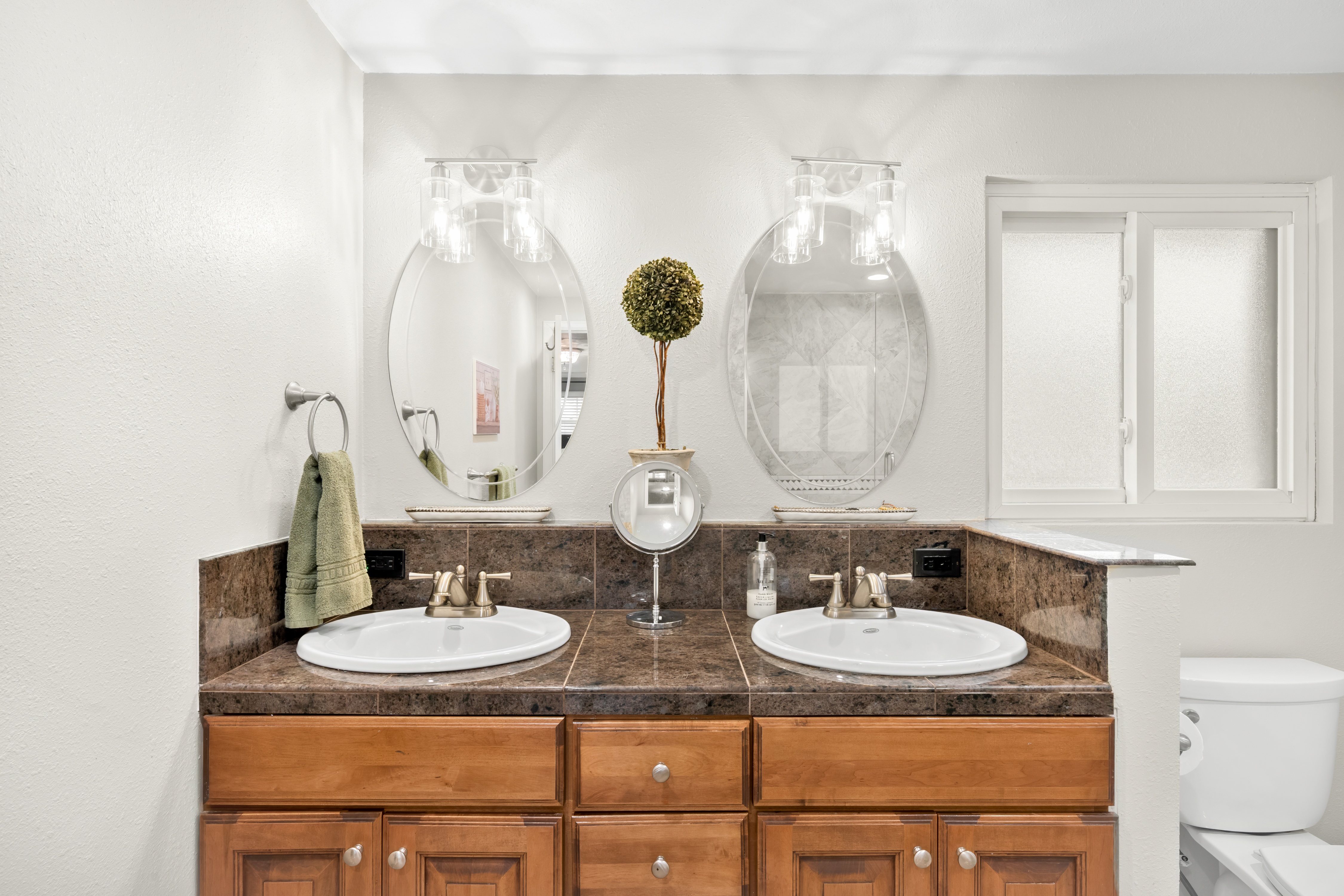  Beautifully Maintained Home in the Highly Desired Columbine Knolls Neighborhood - 物件實景