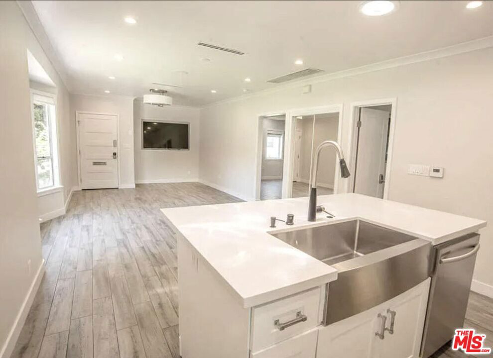Los Angeles, California, 90048, United States, 3 Bedrooms Bedrooms, ,2 BathroomsBathrooms,Residential,For Sale,1919092