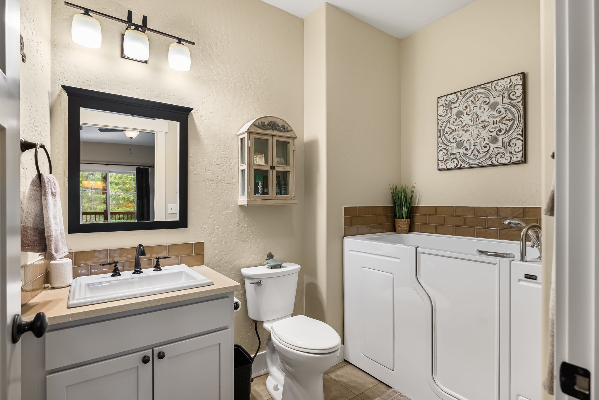 Sandpoint, Idaho, 83864, United States, 2 Bedrooms Bedrooms, ,3 BathroomsBathrooms,Residential,For Sale,1991135