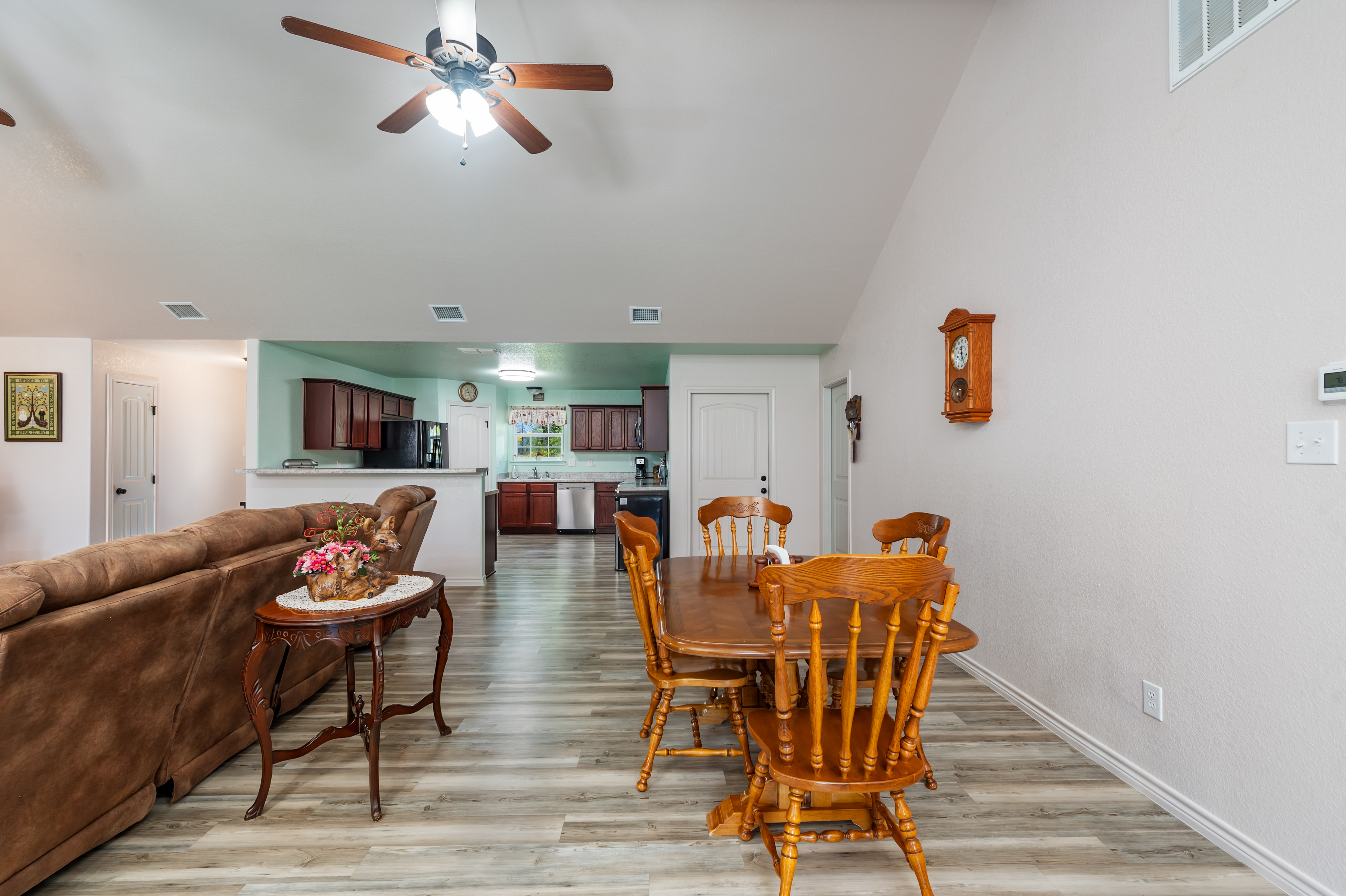  Spacious Poteet Home on 1.02 Acres - 物件實景