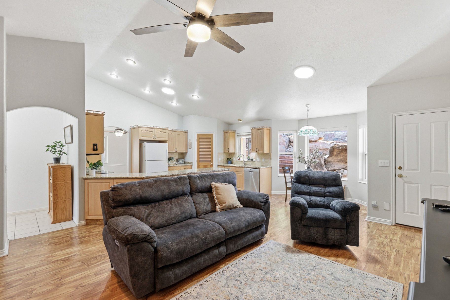  Peaceful Cul-De-Sac Living: Single-Level Home Against Red Rock Views - 物件實景