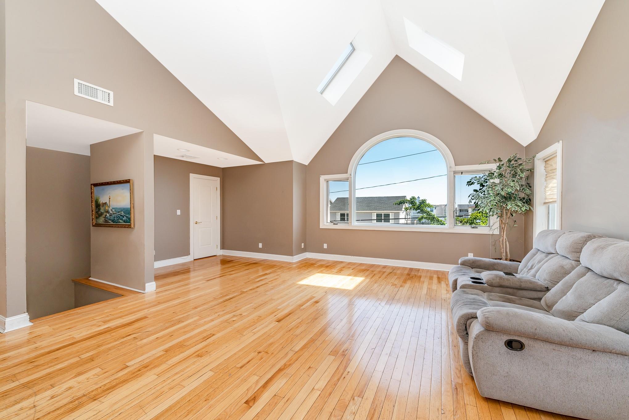 Seaford, New York, 11783, United States, 5 Bedrooms Bedrooms, ,3 BathroomsBathrooms,Residential,For Sale,1943505