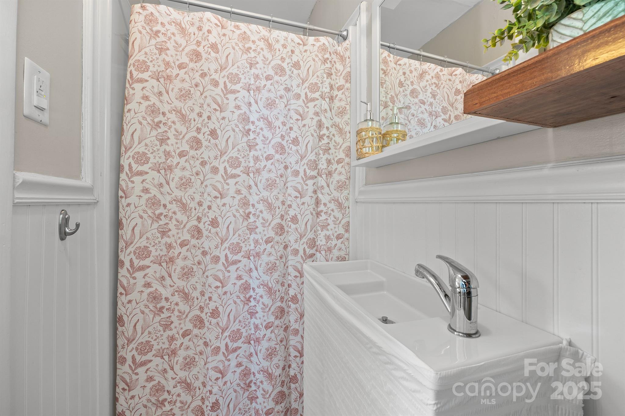 Charlotte, North Carolina, 28210, United States, 3 Bedrooms Bedrooms, ,2 BathroomsBathrooms,Residential,For Sale,1950475