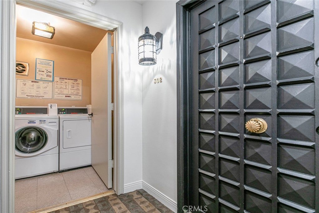 Los Angeles, California, 90068, United States, 2 Bedrooms Bedrooms, ,1 BathroomBathrooms,Residential,For Sale,1940489