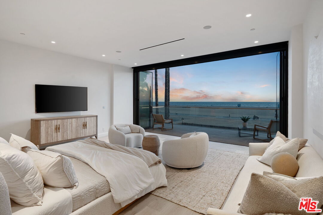 Santa Monica, California, 90403, United States, 7 Bedrooms Bedrooms, ,9 BathroomsBathrooms,Residential,For Sale,1955538