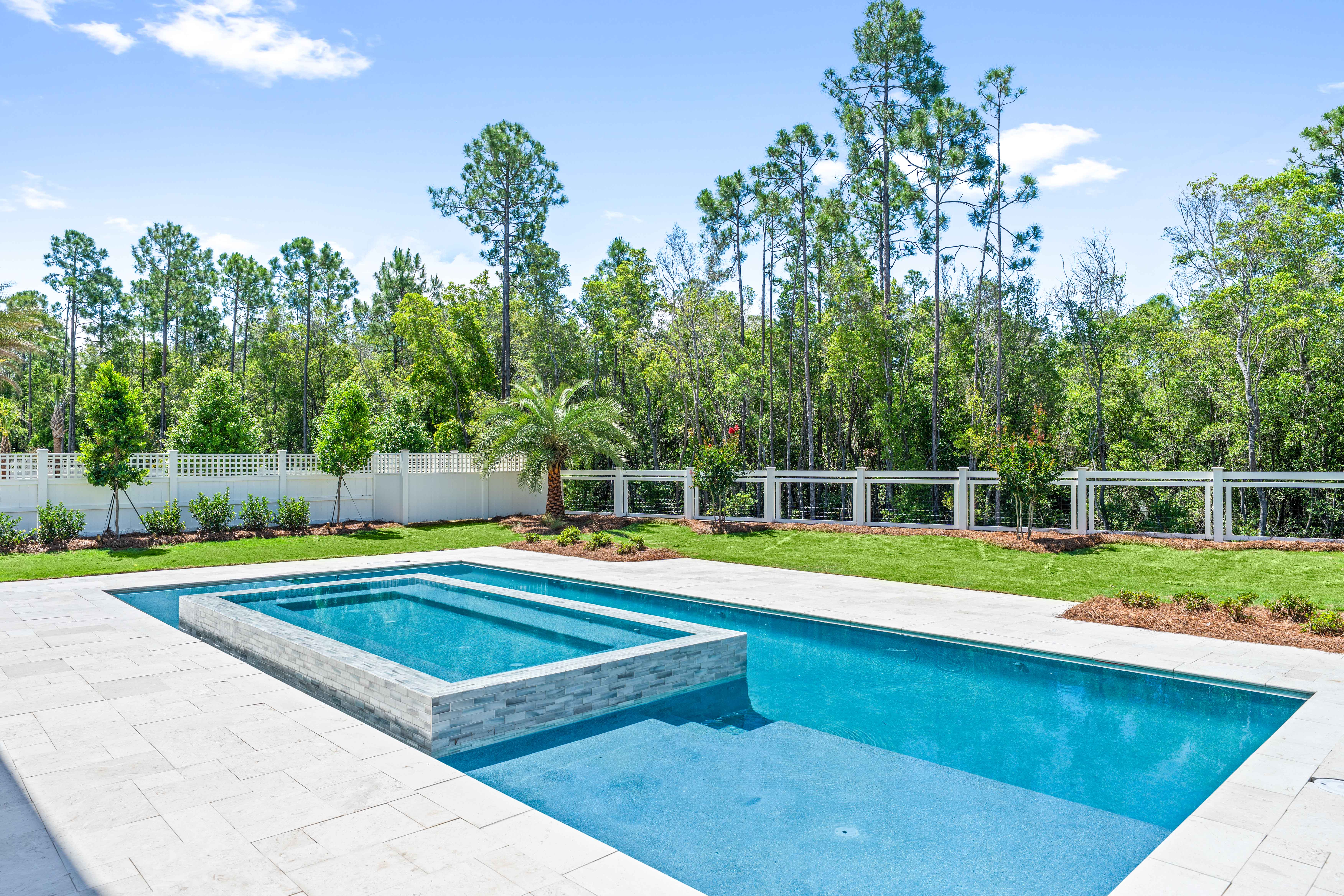  Backyard Oasis with 15x40 Pool, 7x16 Spa, Firepit and Spacious Porch - 物件實景
