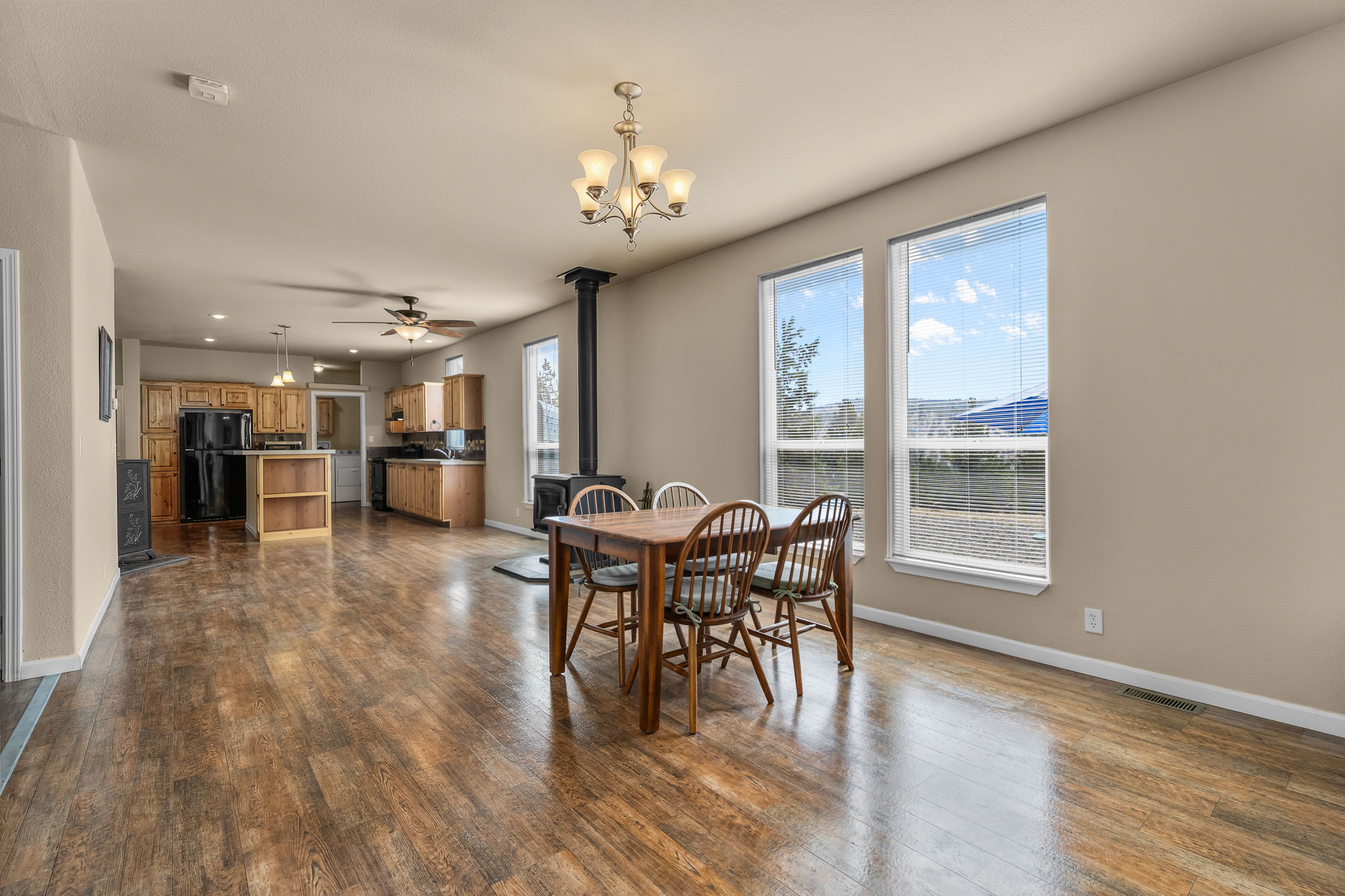 Prineville, Oregon, 97754, United States, 3 Bedrooms Bedrooms, ,2 BathroomsBathrooms,Residential,For Sale,1941697