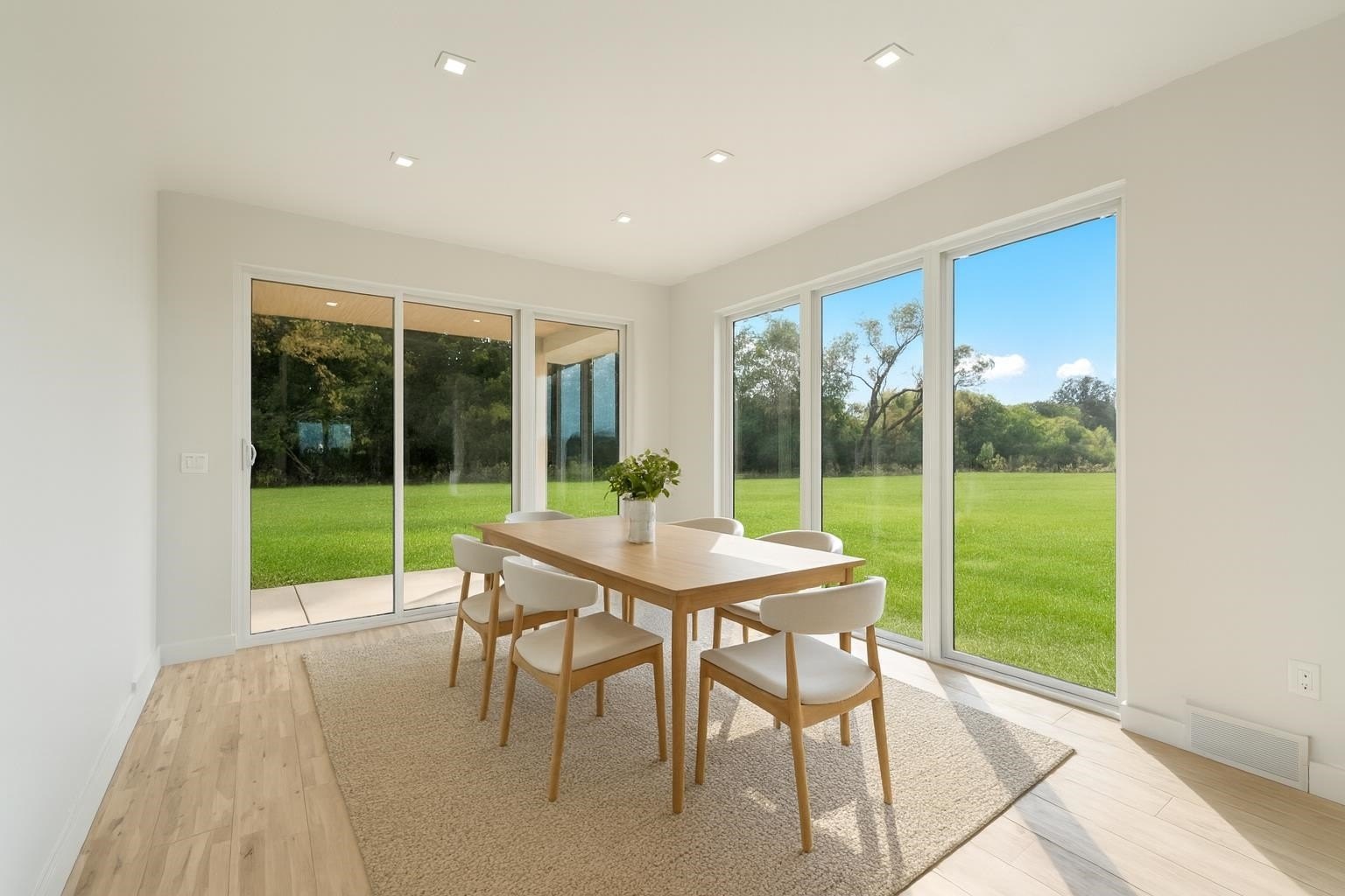 DE PERE, Wisconsin, 54115, United States, 2 Bedrooms Bedrooms, ,3 BathroomsBathrooms,Residential,For Sale,1978807