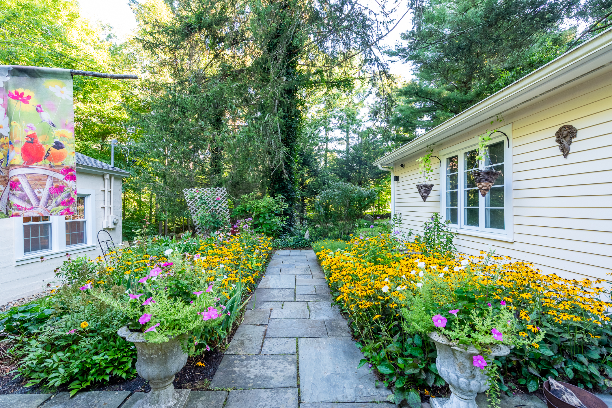  Secluded Country Oasis Nestled on 13 Acres of Privacy - 物件實景