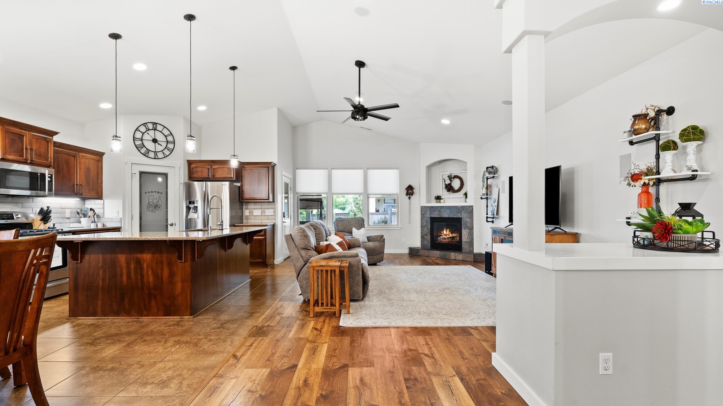 Kennewick, Washington, 99338, United States, 4 Bedrooms Bedrooms, ,3 BathroomsBathrooms,Residential,For Sale,1907298