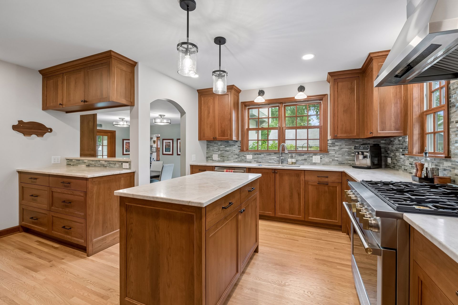 Thoughtfully Updated Tudor on a Rare Oversized Lot - 物件實景