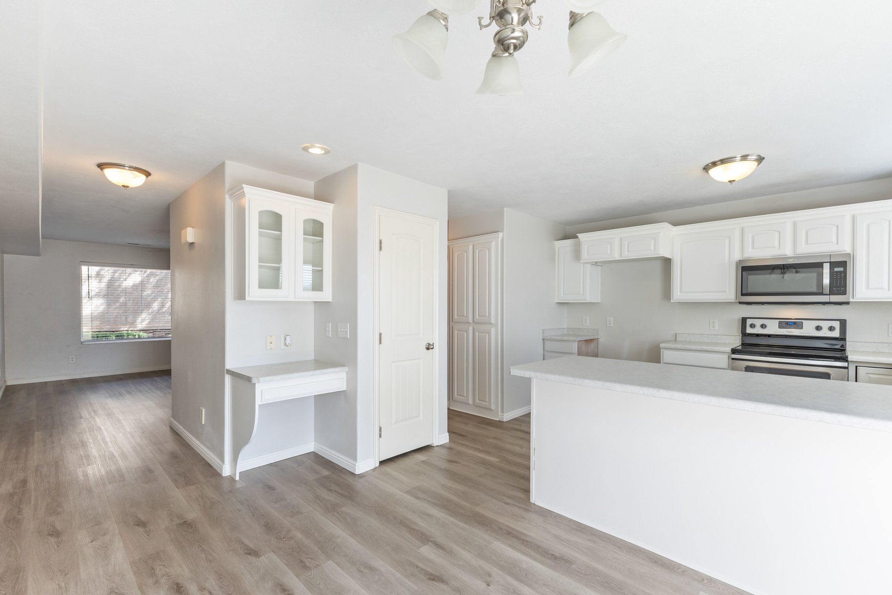  Private End Unit Townhome Near College, Hospital & Shopping – Move-In Ready - 物件實景