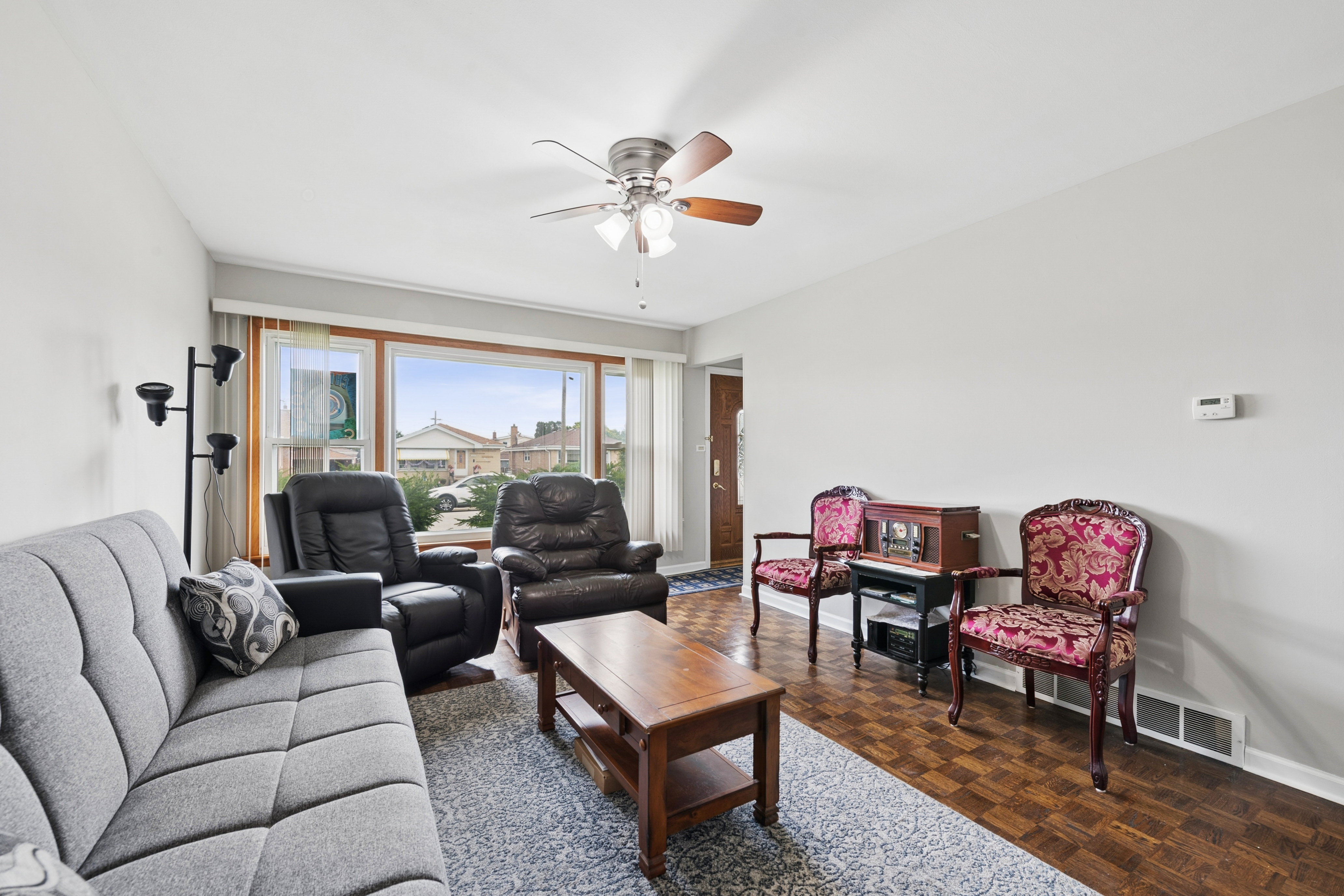  Charming and Well-Maintained Brick Bungalow in Fantastic Schiller Park Location - 物件實景
