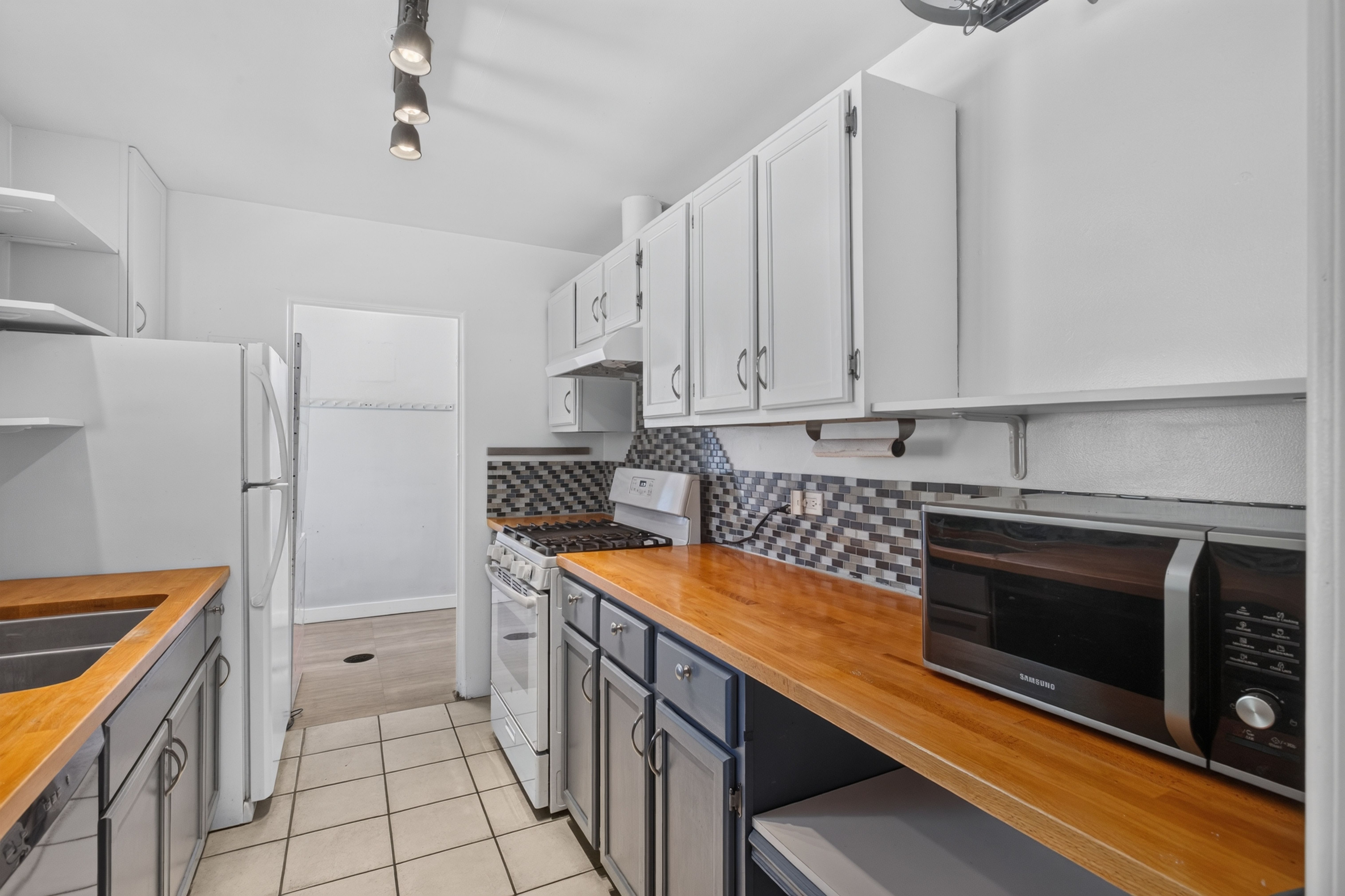  Charming Mayfair Home with Private Backyard Patio & Tree-Lined Charm - 物件實景