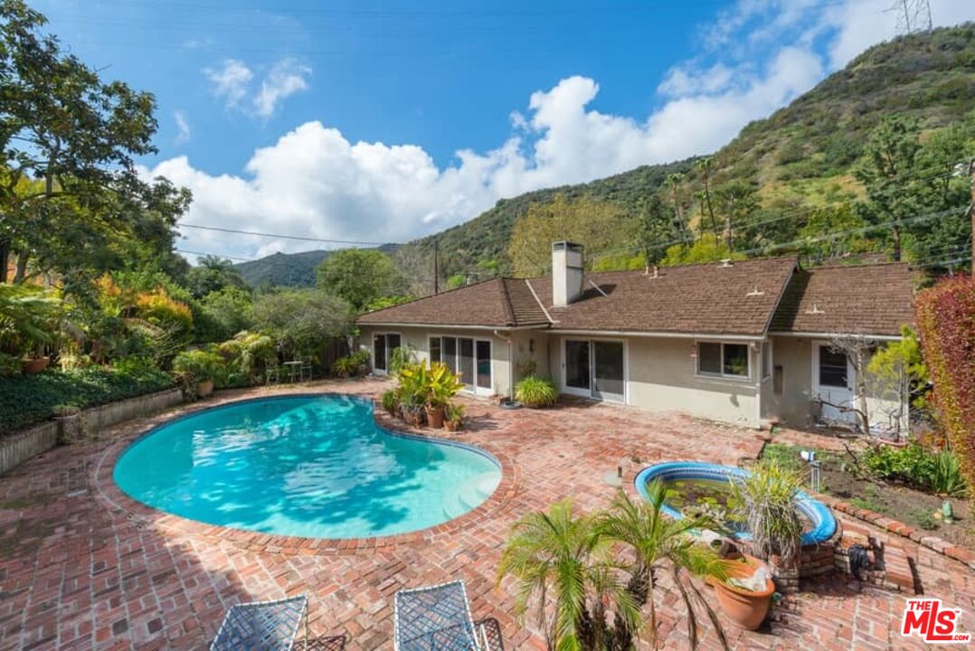 Los Angeles, California, 90049, United States, 3 Bedrooms Bedrooms, ,2 BathroomsBathrooms,Residential,For Sale,1913369