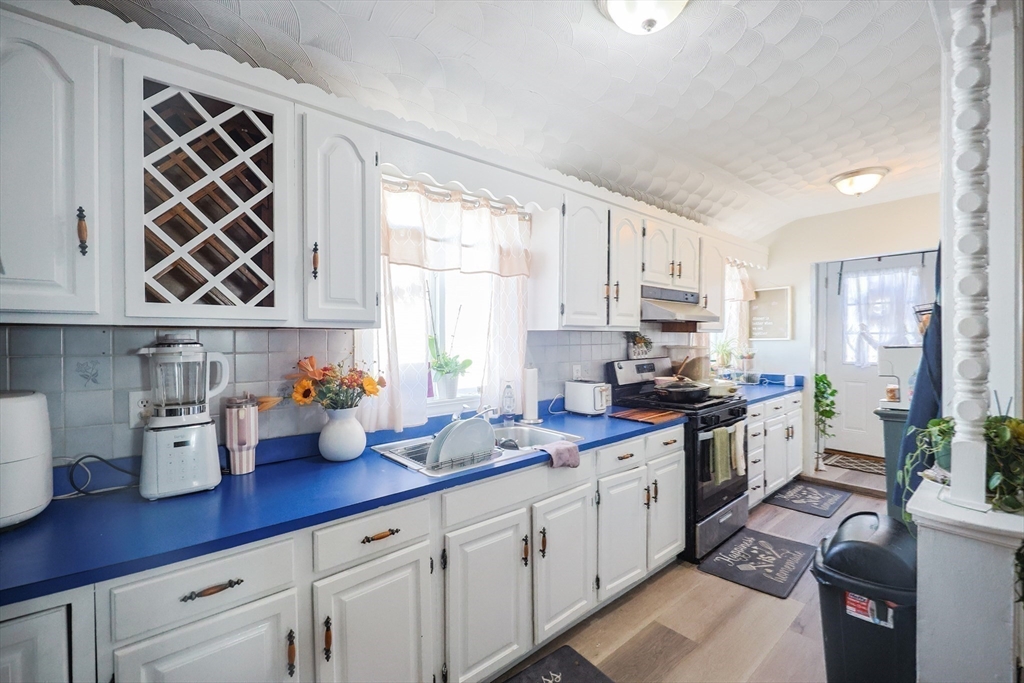 Fall River, Massachusetts, 02720, United States, 6 Bedrooms Bedrooms, ,3 BathroomsBathrooms,Residential,For Sale,2045216