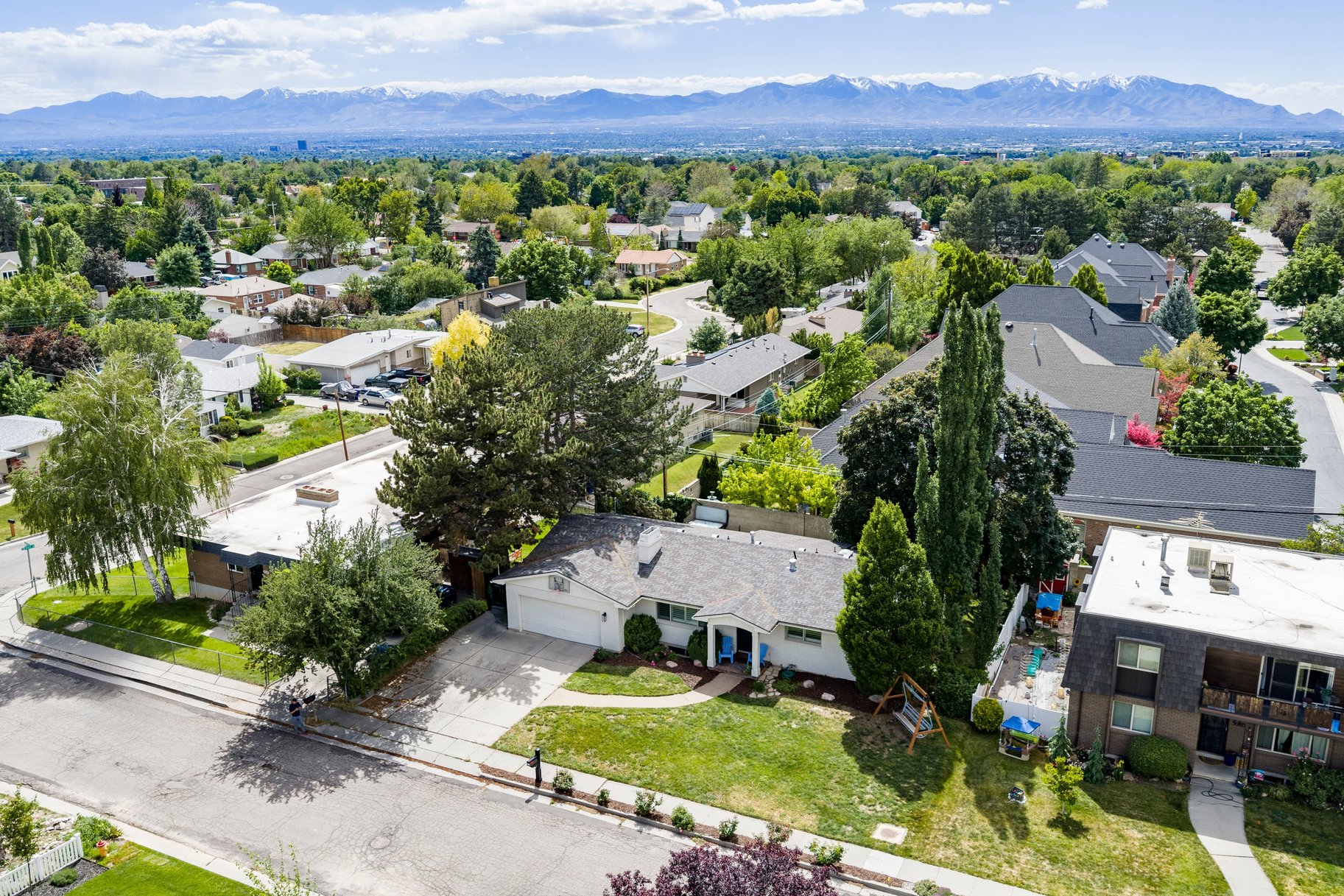  Modernized Millcreek Rambler with Open Living & Private Backyard - 物件實景
