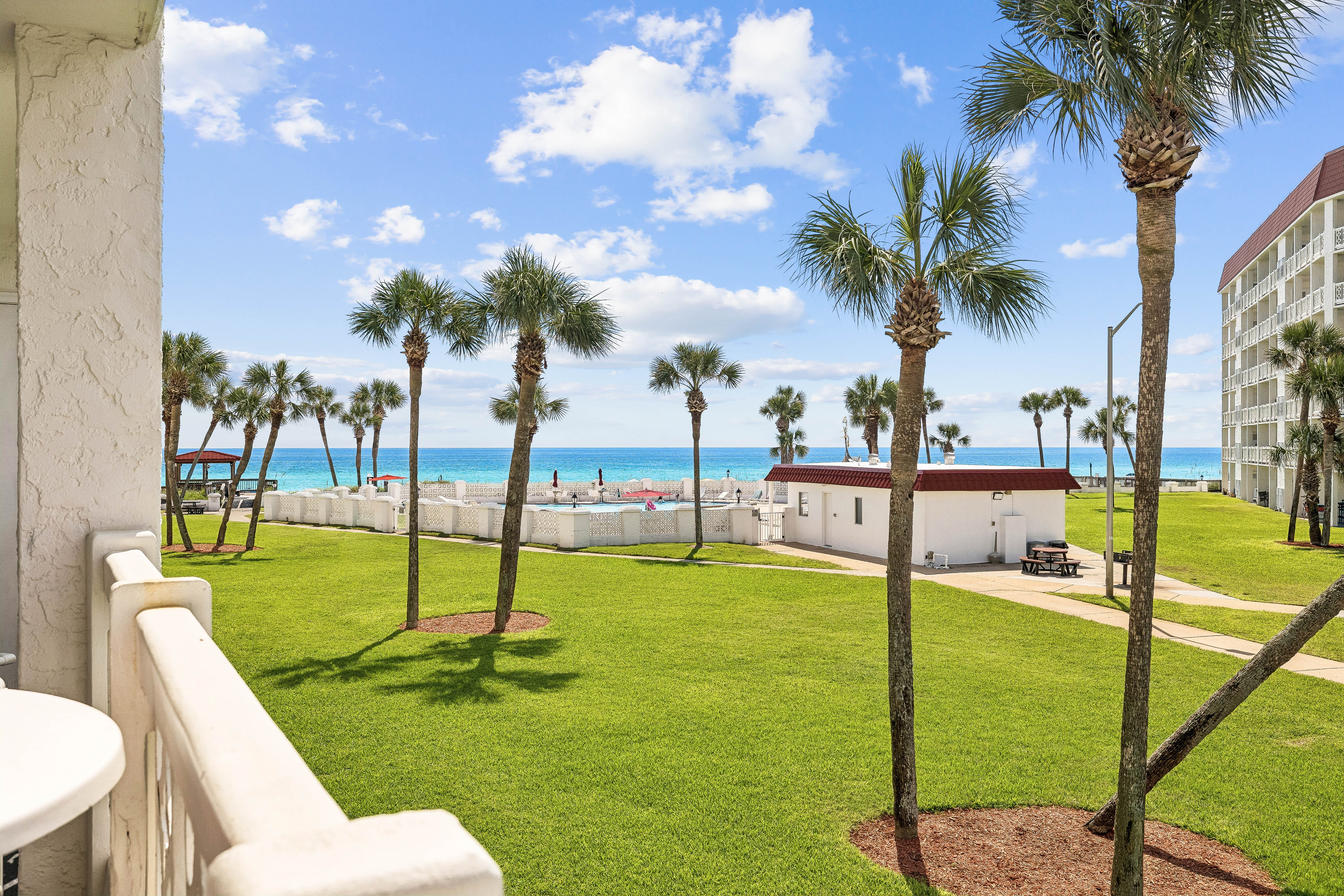  Gulf-Front Corner Retreat In Sought-After Community Near Amenities - 物件實景