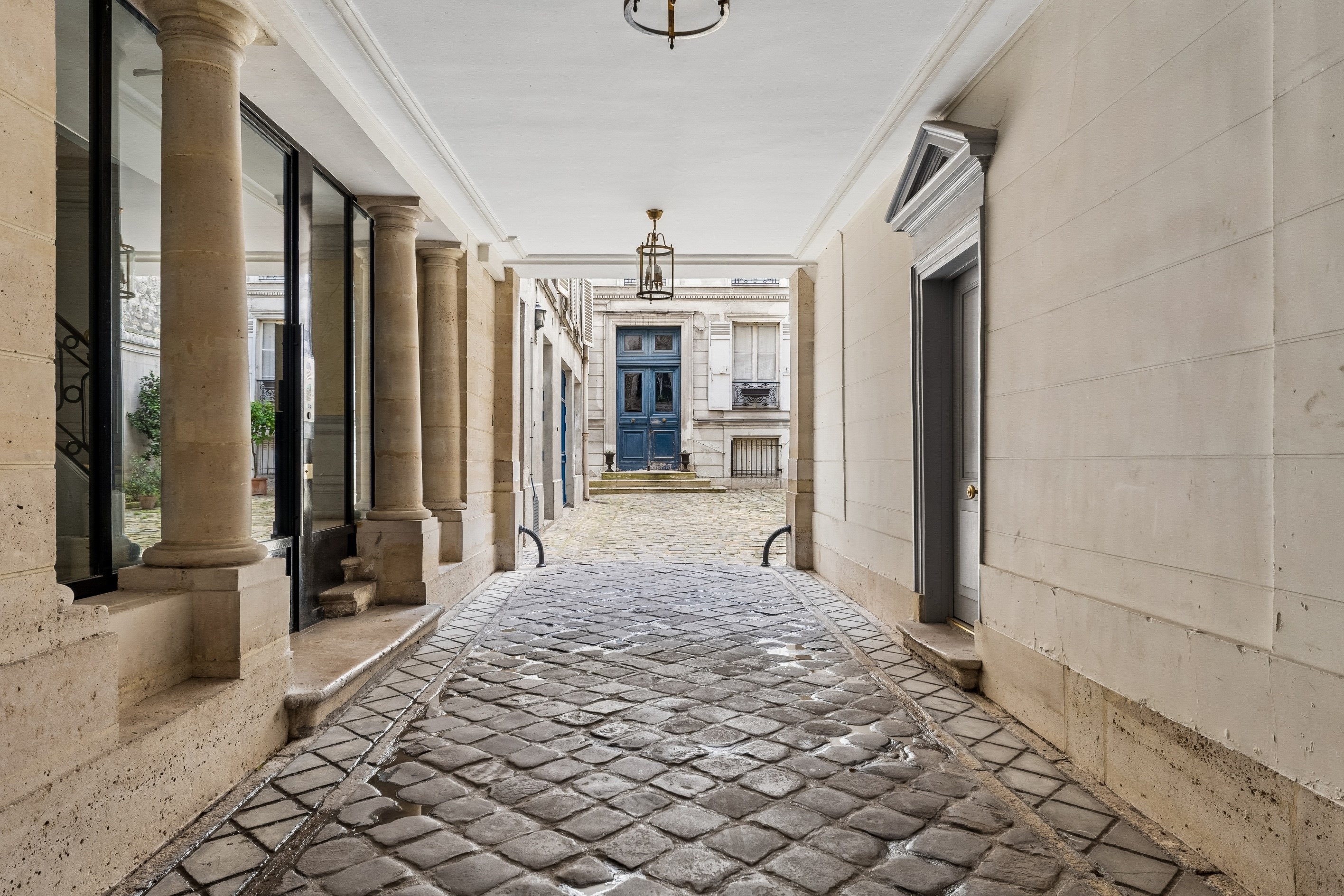  To sell- perfect condition-Place de l