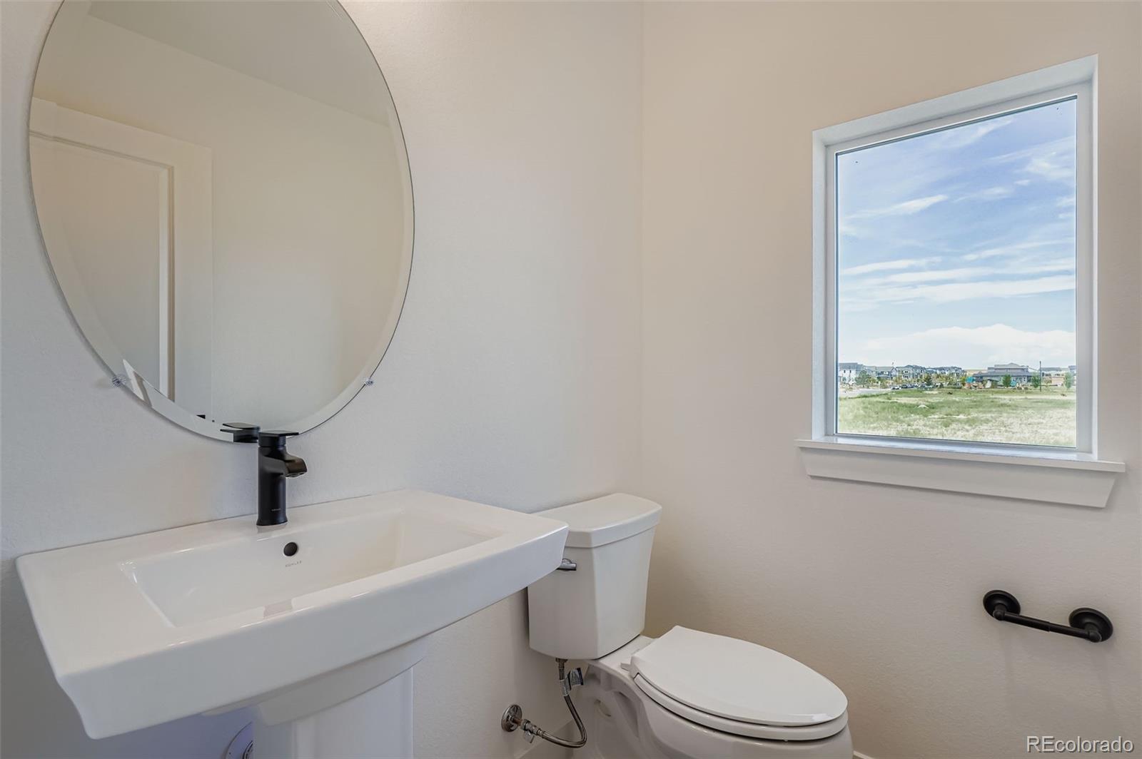 Aurora, Colorado, 80019, United States, 4 Bedrooms Bedrooms, ,4 BathroomsBathrooms,Residential,For Sale,1902538