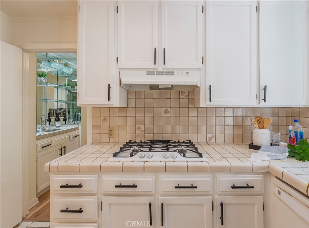 Los Angeles, California, 90024, United States, 2 Bedrooms Bedrooms, ,2 BathroomsBathrooms,Residential,For Sale,1828598