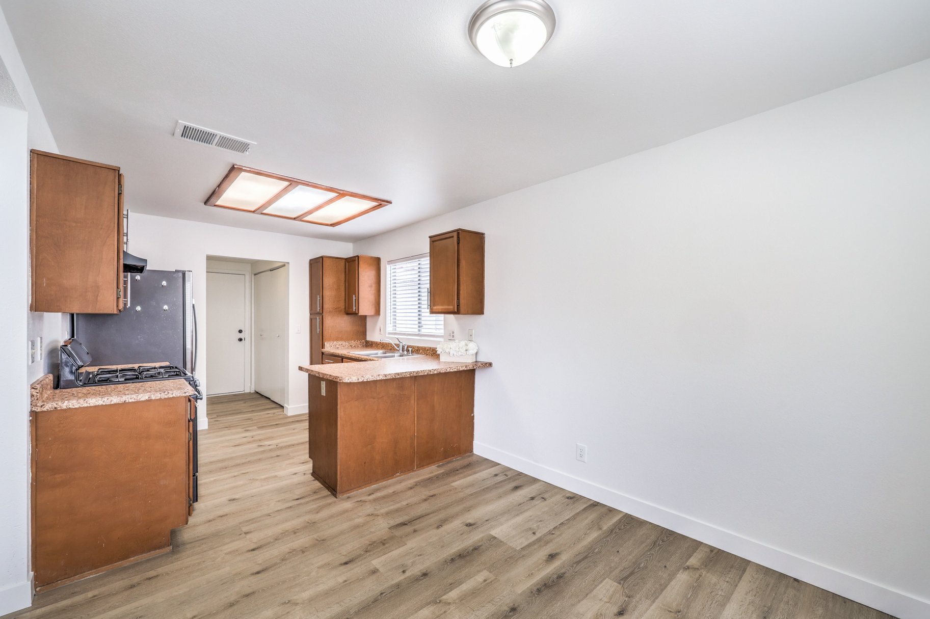  Fresh, Spacious & Move-In Ready — Green Valley Home on an Oversized Lot - 物件實景