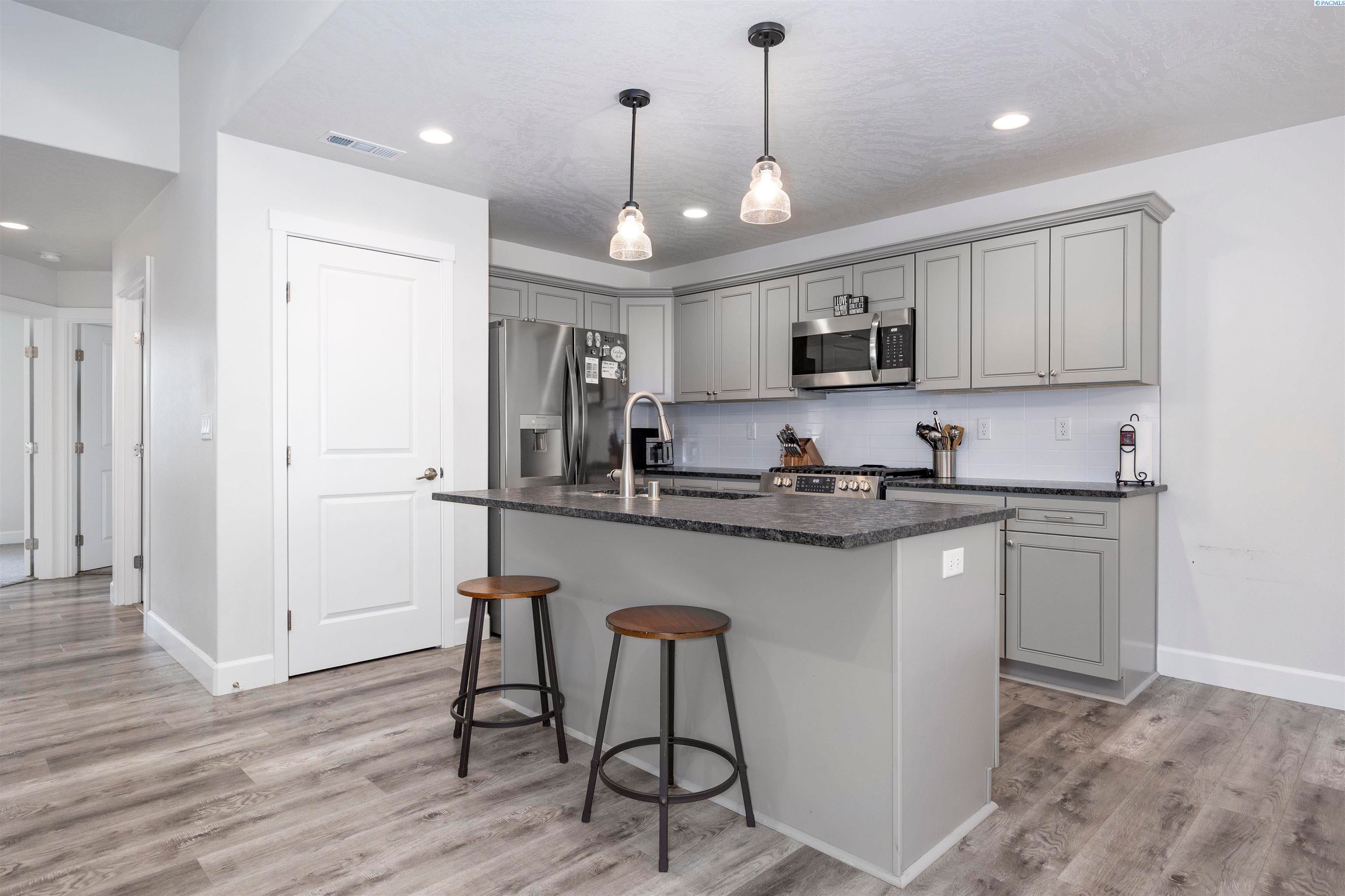 Kennewick, Washington, 99338, United States, 3 Bedrooms Bedrooms, ,2 BathroomsBathrooms,Residential,For Sale,1943089