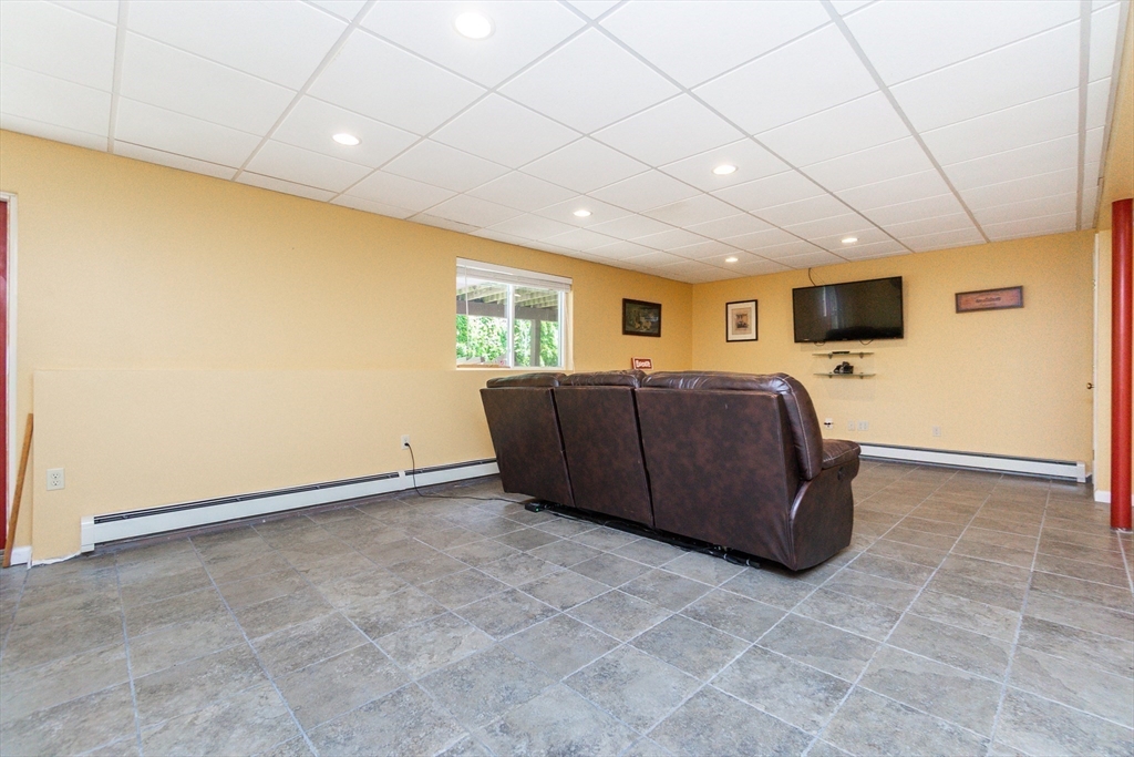 Saugus, Massachusetts, 01906, United States, 4 Bedrooms Bedrooms, ,4 BathroomsBathrooms,Residential,For Sale,2048713
