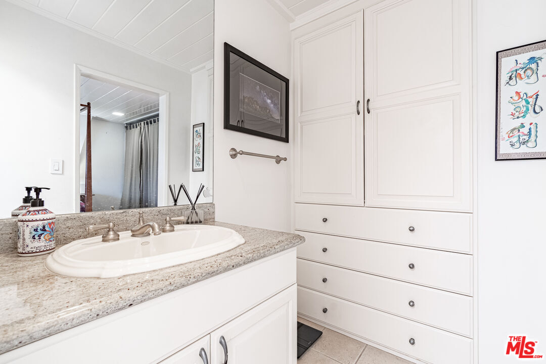 Los Angeles, California, 90004, United States, 2 Bedrooms Bedrooms, ,3 BathroomsBathrooms,Residential,For Sale,1940175