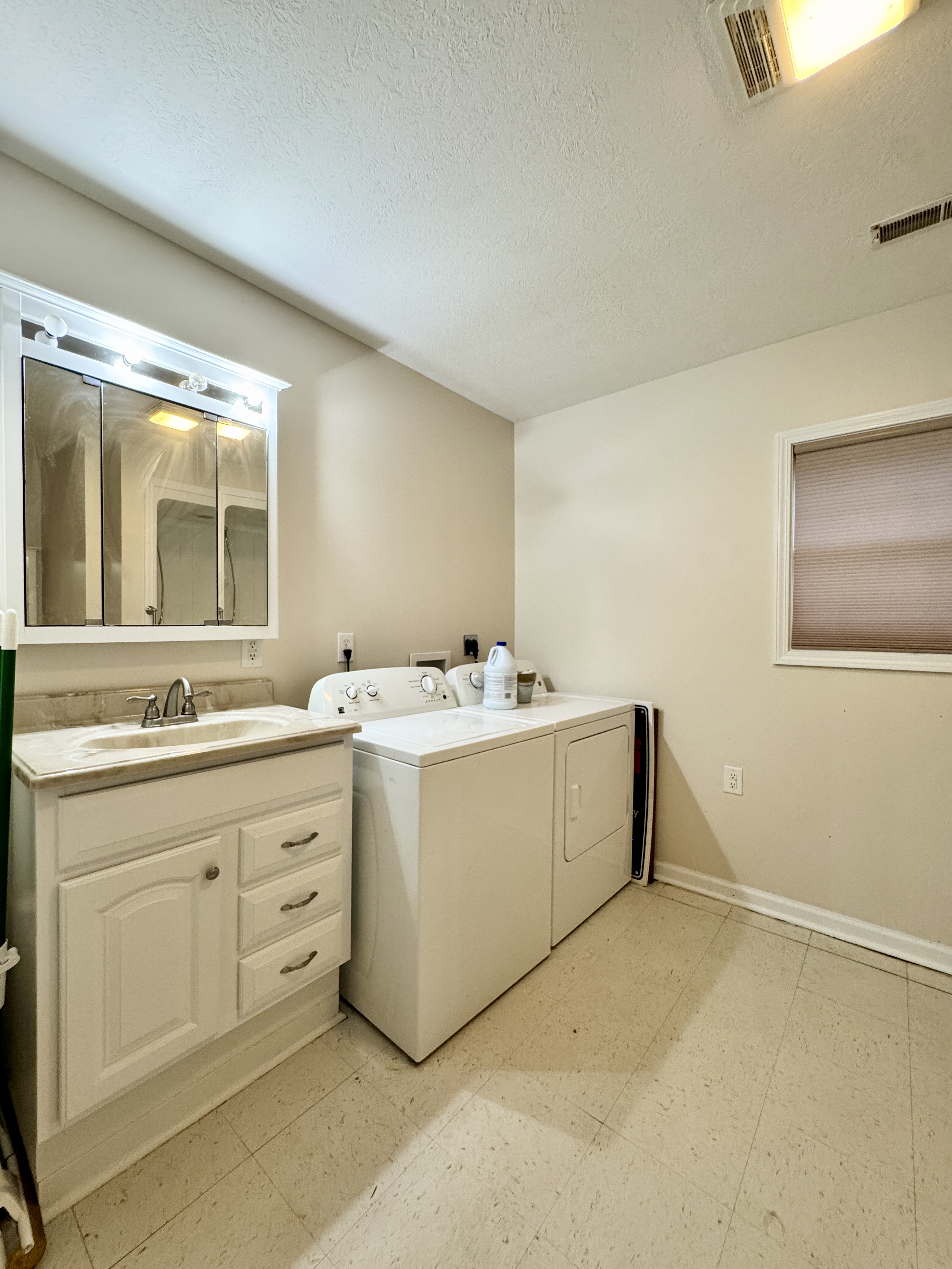 Hillsboro, Kentucky, 41049, United States, 3 Bedrooms Bedrooms, ,3 BathroomsBathrooms,Residential,For Sale,1984101