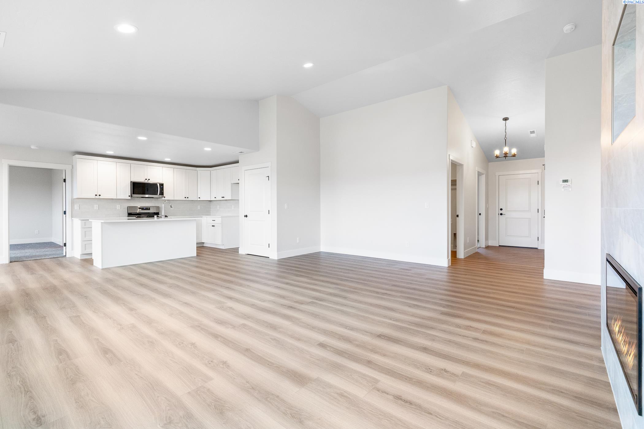 Kennewick, Washington, 99338, United States, 4 Bedrooms Bedrooms, ,1 BathroomBathrooms,Residential,For Sale,1988920