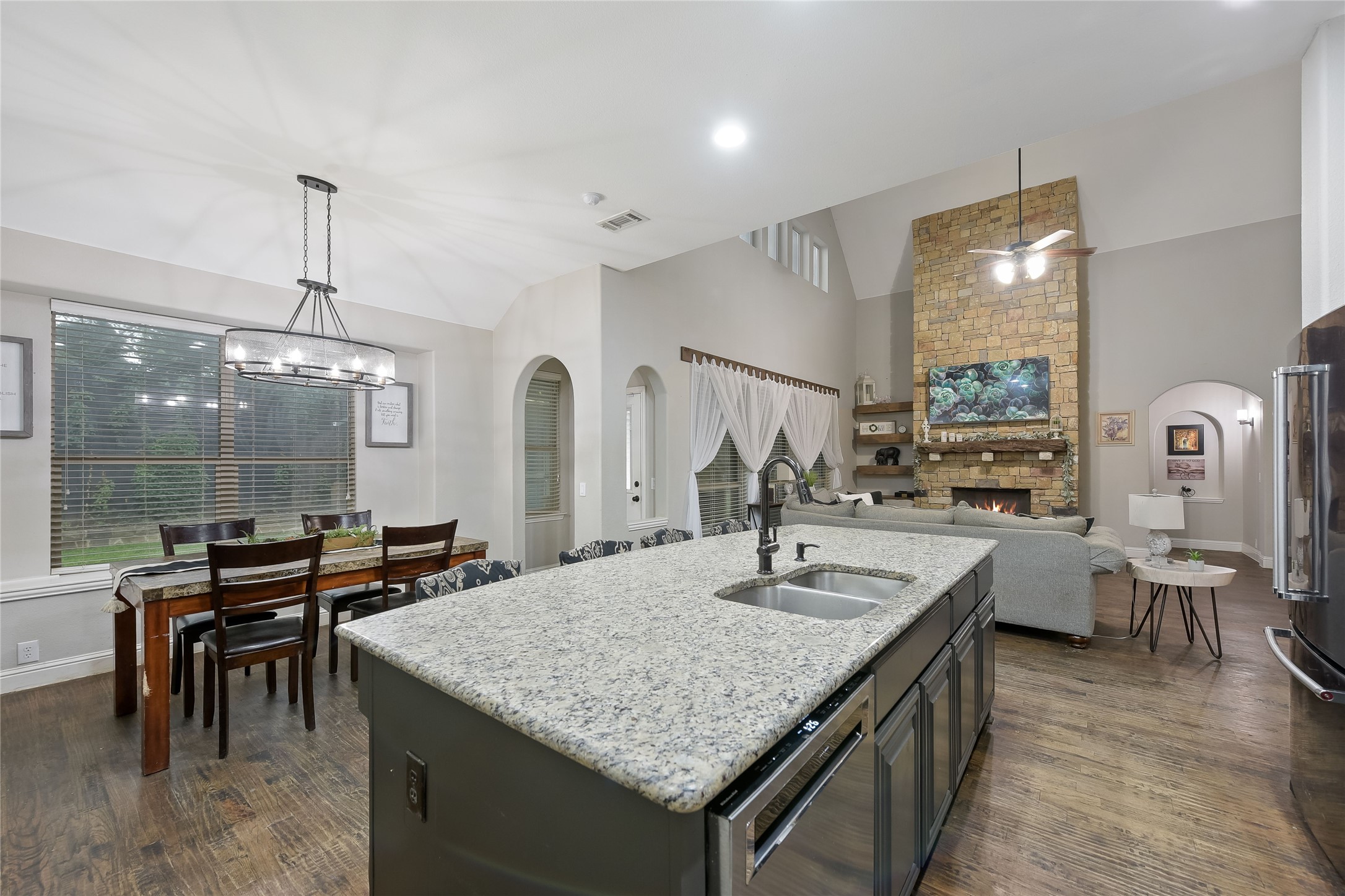 Burleson, Texas, 76028, United States, 4 Bedrooms Bedrooms, ,4 BathroomsBathrooms,Residential,For Sale,1874251