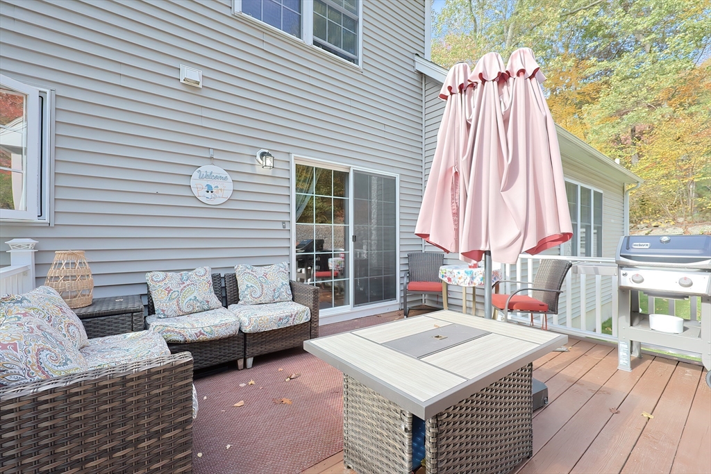 Northbridge, Massachusetts, 01534, United States, 4 Bedrooms Bedrooms, ,2 BathroomsBathrooms,Residential,For Sale,1977320