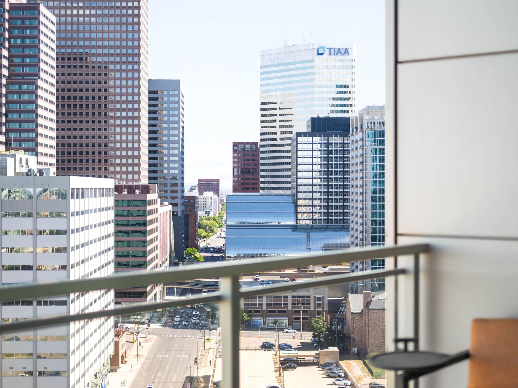  Two Parking Spaces and One of Largest Living/Dining Spaces Downtown - 物件實景