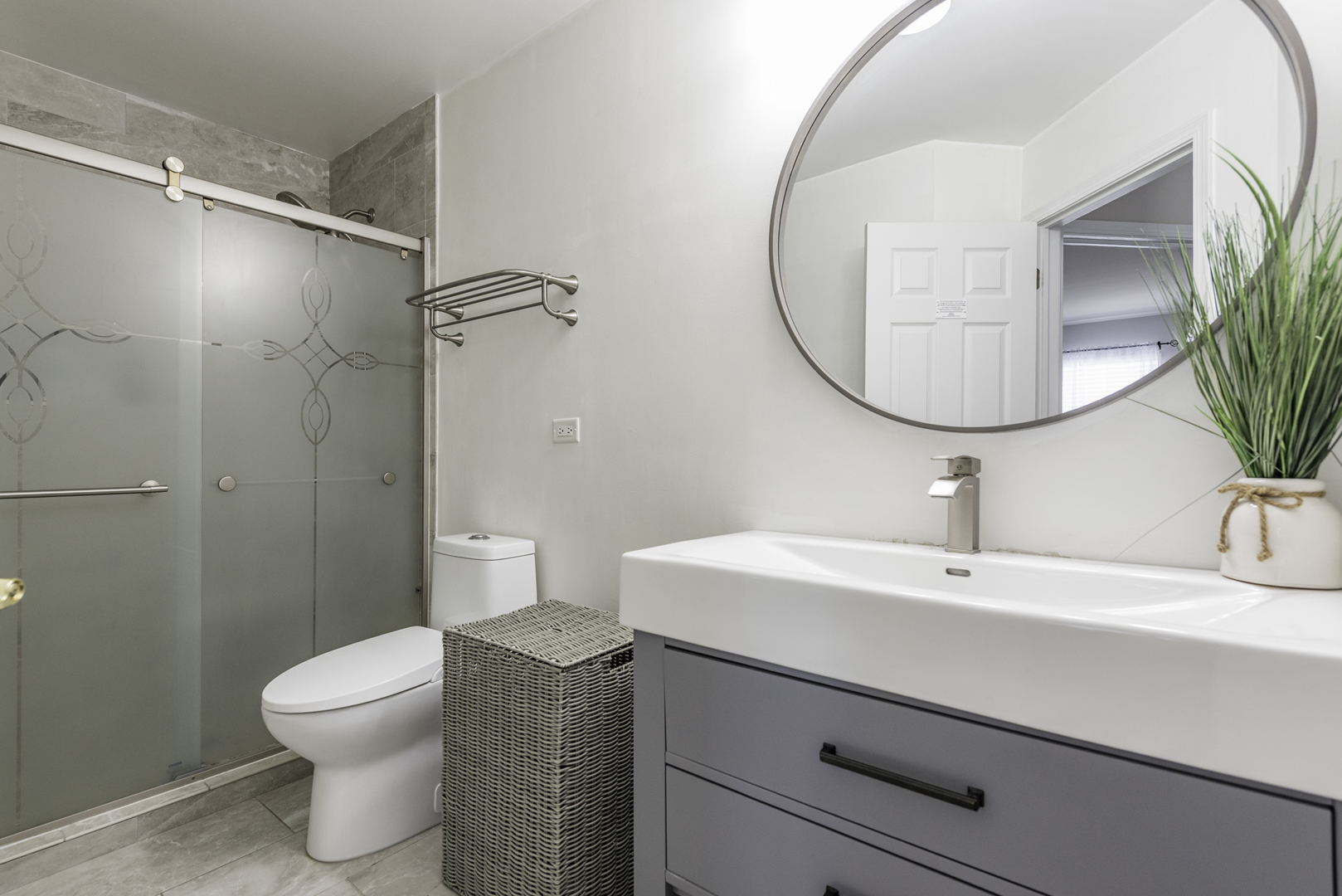 Lindenhurst, Illinois, 60046, United States, 5 Bedrooms Bedrooms, ,3 BathroomsBathrooms,Residential,For Sale,1971263