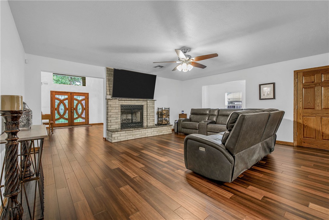 College Station, Texas, 77845, United States, 5 Bedrooms Bedrooms, ,4 BathroomsBathrooms,Residential,For Sale,1983993