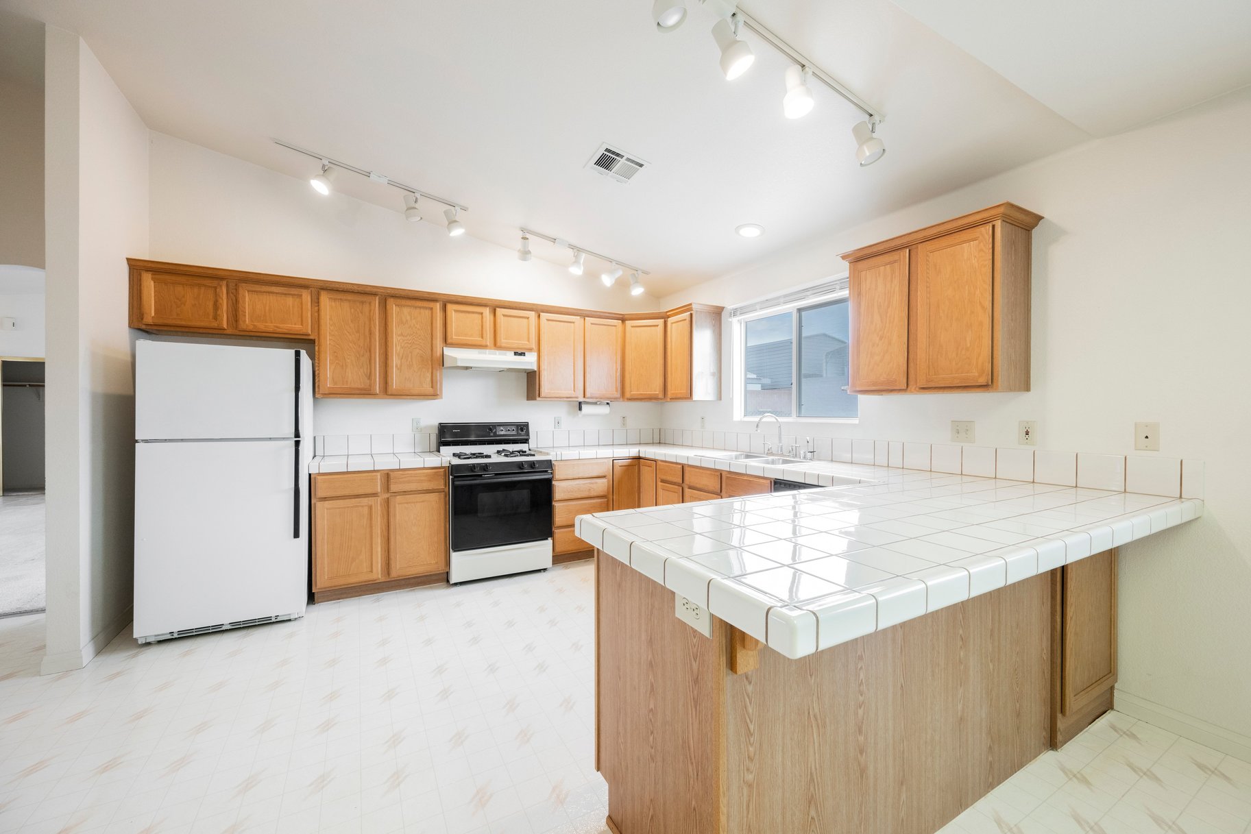  Rare Half Acre Opportunity in Henderson HOA, RV Hookups, Endless Potential - 物件實景